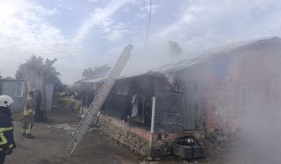 DÖRTYOL’DA ÇATI YANGINI   