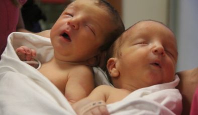 DEPREMLE BİRLİKTE ÖKSÜZ VE YETİM KALAN SİYAM İKİZİ KARDEŞLERİ 9 YAŞINDA ÖLÜM AYIRDI   