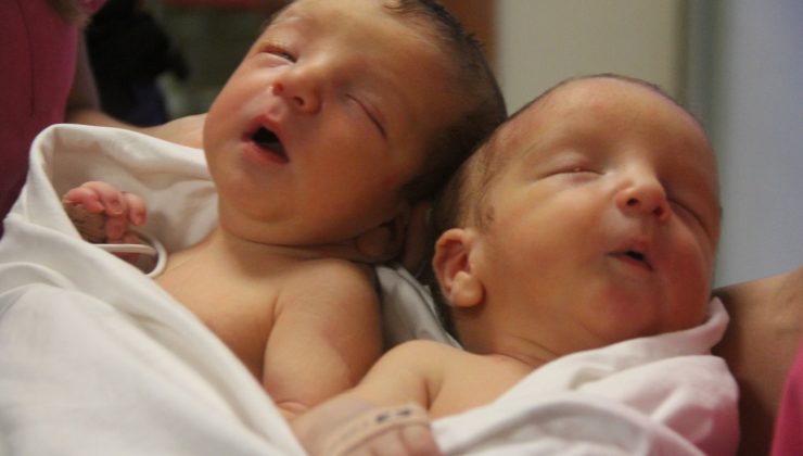 DEPREMLE BİRLİKTE ÖKSÜZ VE YETİM KALAN SİYAM İKİZİ KARDEŞLERİ 9 YAŞINDA ÖLÜM AYIRDI   