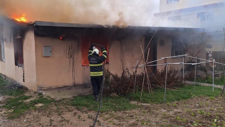ALTINÖZÜ’NDE EV YANGINI   