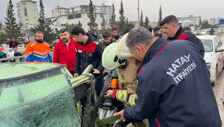 MİNİBÜSLE ÇARPIŞAN OTOMOBİL HURDAYA DÖNDÜ: 1’İ AĞIR 5 YARALI   