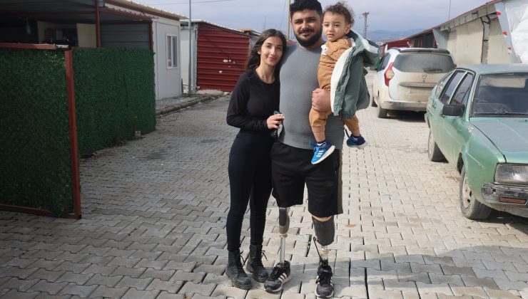 PROTEZ BACAKLARIYLA YENİDEN YAŞAMA TUTUNAN DEPREMZEDE EMRE, YUVA KURUP EVLAT SAHİBİ OLDU 