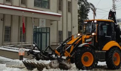 ALTINÖZÜ’NDE KAR MESAİSİ SÜRÜYOR  