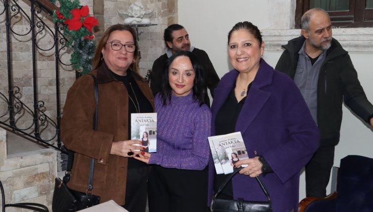 YAZAR İPEK ASLAN OKURLARIYLA BULUŞTU, KİTABINI İMZALADI 