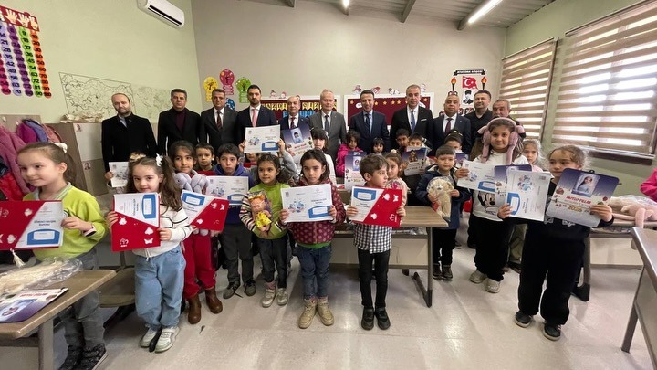 ÇELİK ÖĞRENCİLERİN KARNE SEVİNCİNE ORTAK OLDU