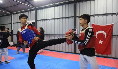 DEPREMDE VEFAT EDEN BABASININ HAYALLERİ İÇİN TER DÖKEN TEKVANDOCU AHMET, MİLLİ FORMAYLA ÇIKTIĞI TURNUVADA TÜRK BAYRAĞINI GÖNDERE ÇEKTİRDİ  