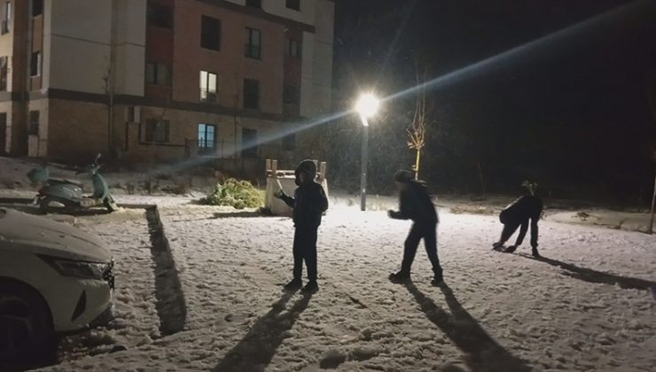 KARLA KAPLANAN YOLDA ARAÇLAR İLERLEMEKTE GÜÇLÜK ÇEKERKEN, EĞLENMEK İSTEYENLER SOLUĞU SOKAKTA ALDI   