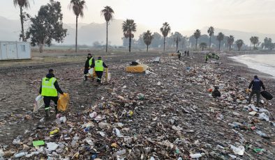 YAĞMUR SONRASI DÖRTYOL SAHİLİNDE BİRİKEN ATIKLAR TEMİZLENDİ