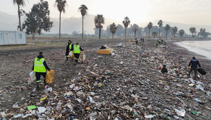 YAĞMUR SONRASI DÖRTYOL SAHİLİNDE BİRİKEN ATIKLAR TEMİZLENDİ
