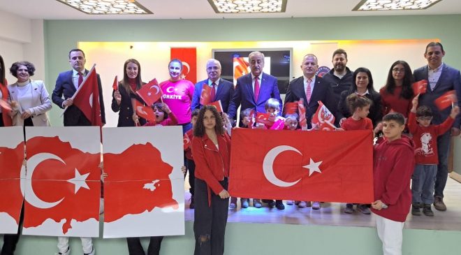 ”AY YILDIZ GÖKLERDE, BİRLİK KALPLERDE”