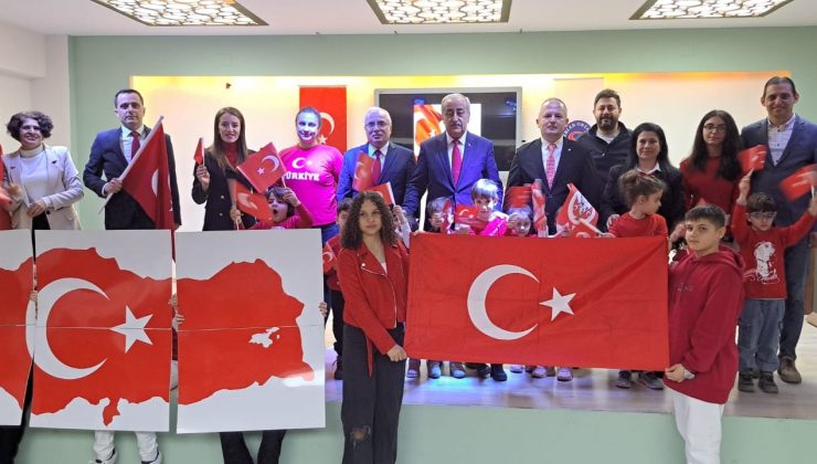 ”AY YILDIZ GÖKLERDE, BİRLİK KALPLERDE”