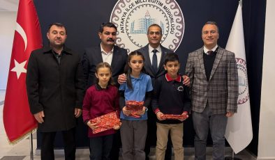 ANTAKYA’DA İSTİKLAL MARŞI YARIŞMASI ÖDÜLLERİ VERİLDİ