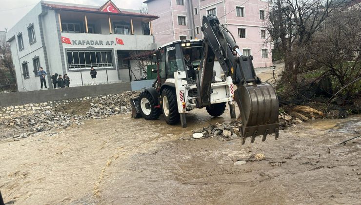 YAYLADAĞI’NDA SEL VE SU BASKINLARINA MÜDAHALE SÜRÜYOR