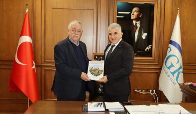 TGC HATAY HEYETİNDEN HAMİT BAL’A TEŞEKKÜR VE ANI KİTABI TAKDİMİ