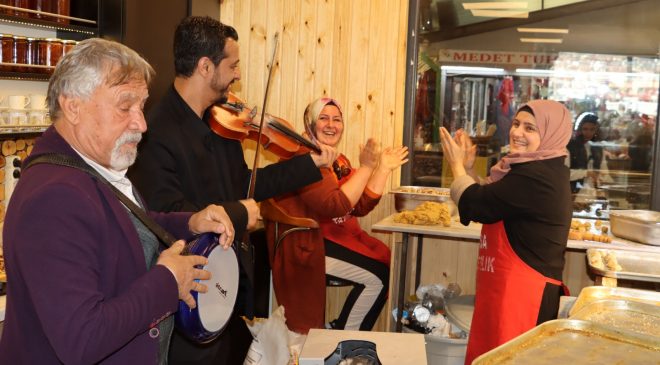 UZUN ÇARŞI’DA EZGİLERLE YOĞRULAN UMUT: KÖMBE KOKUSU MÜZİKLE BULUŞTU
